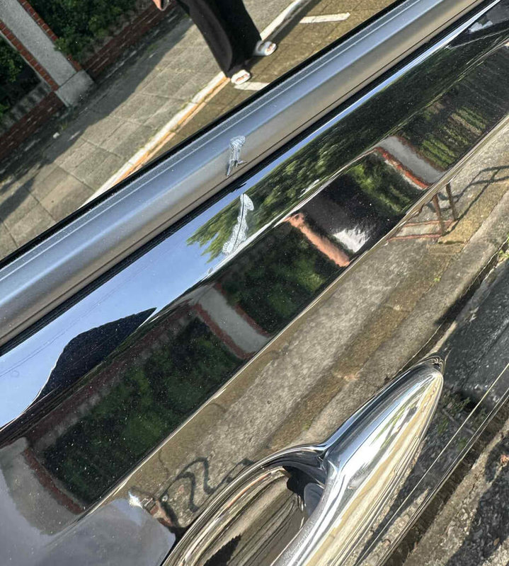 彰化員林市17日中午一名男子騎乘腳踏車,持刀沿路揮砍,有民眾副駕駛座車門遭殃及。(賴郁澄提供)中央社記者鄭維真傳真 114年8月17日