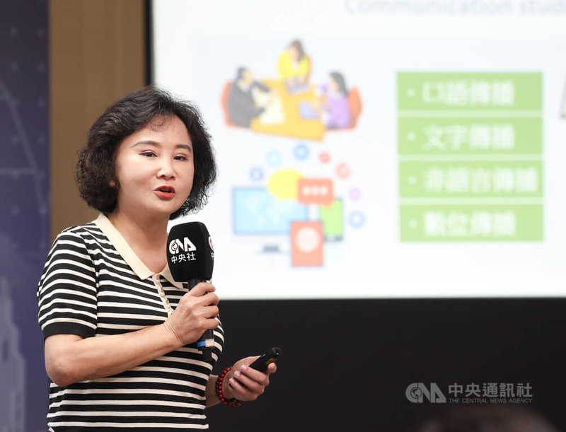 中央通訊社辦理2025中央社新聞營18日在台北登場,中央社社長胡婉玲(圖)向參與學員說明新聞傳播發展過程,分享採訪經驗並提供專業建議。中央社記者謝佳璋攝 114年8月18日