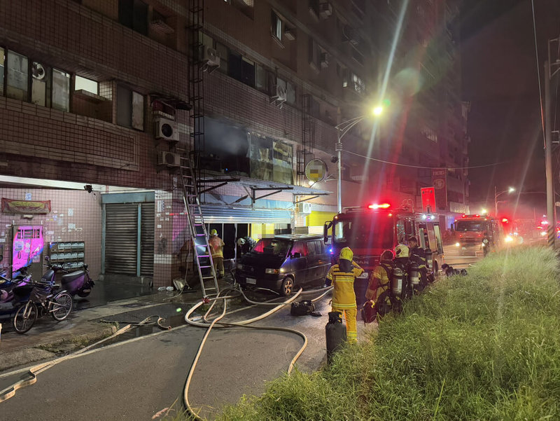 高雄市林園區一棟10樓高建物18日清晨發生火警,造成3人死亡。有住戶指該處騎樓被私人圍起來當車庫用,還有增建、違建等情形,影響逃生。(警方提供)中央社記者蔡孟妤傳真 114年8月18日
