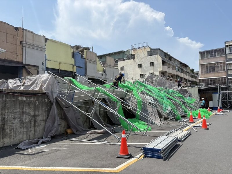 高雄市三民區明誠一路一處拆除工程18日下午發生鷹架傾倒。工務局表示,此案違反「建築法」規定,因工地未設置維護安全及防範危險之適當設備或措施,已對承拆人處以新台幣9萬元罰鍰,並勒令停工。(警方提供)中央社記者蔡孟妤傳真 114年8月18日