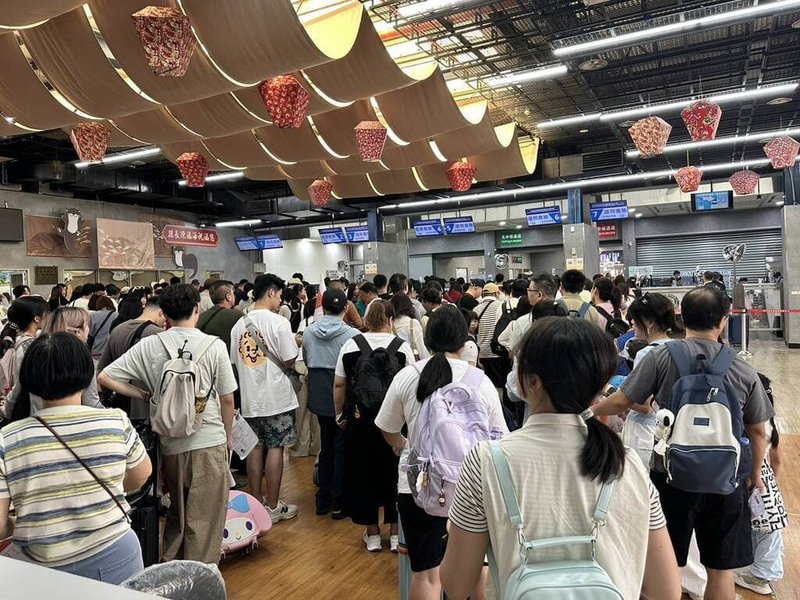金門縣政府統計，經小三通往來的旅客人次在7月底來到101萬664人次，8月17日當天出入境旅次突破民國114年新高，入境旅次達3612人次，出境旅次達4130人次，金門至廈門往返的船舶載客率均達90%以上。（金門縣政府觀光處提供）中央社記者張已亷傳真　114年8月18日