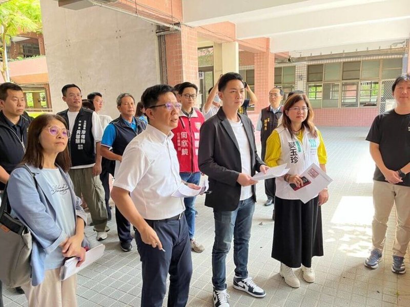 立法院教育及文化委員會18日到台中市考察多所學校,教育部政務次長張廖萬堅(前左2)、國民黨立委廖偉翔(前左3)及民眾黨立委麥玉珍(前左4)到場。(廖偉翔提供)中央社記者郝雪卿傳真 114年8月18日