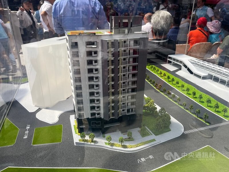 新北市淡水區海天段青年社會住宅,基地位於中正東路二段與八勢一街交叉口旁,為地上12層、地下2層建築,完工後將提供88戶住宅單元。圖為淡水海天段青年社會住宅完工模型。中央社記者趙敏雅攝 114年8月18日