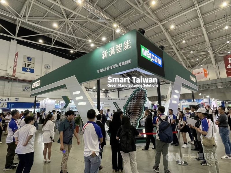 台灣機器人與智慧自動化展將於20日起至23日登場，人工智慧（AI）自動化軟硬體應用在AI工廠智慧製造場域，將成焦點。圖為2024年展會現場新漢智能展區。中央社記者鍾榮峰攝　114年8月18日