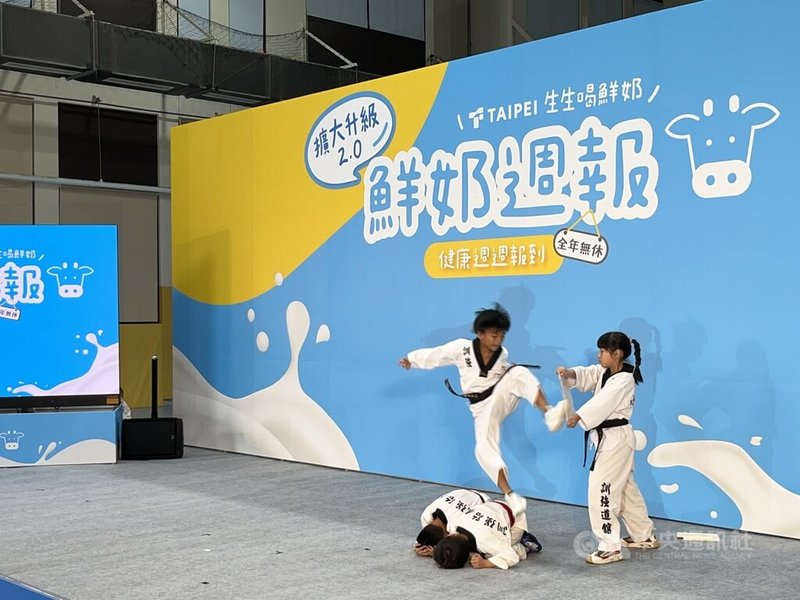 台北市教育局18日舉行「鮮奶週報擴大升級2.0.5大亮點全新出發」記者會,宣布9月起升級2.0版。圖為小學生飛踢擊破木板為活動暖場演出。中央社記者楊淑閔攝 114年8月18日