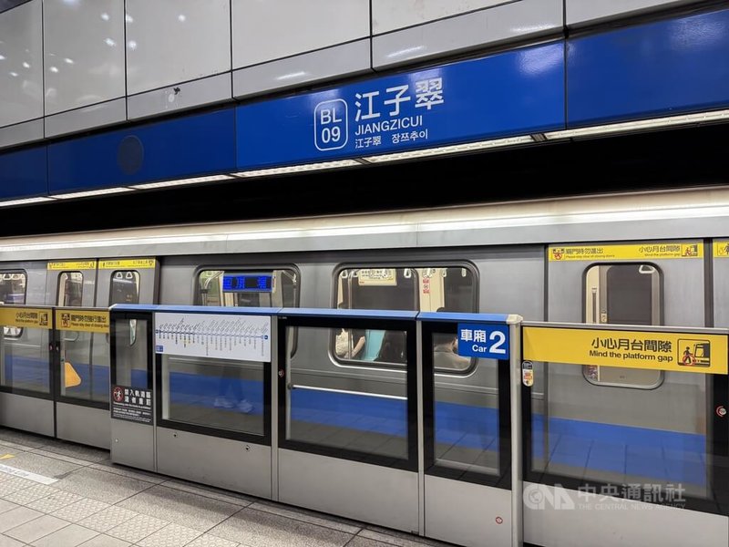 因應尖峰時段板南線通勤需求大,北捷公司說,原已安排6列往昆陽方向加班車,18日起加班車數不變下,調整2列自亞東醫院站開門載客、2列自板橋站開門載客、2列自江子翠站開門載客。中央社記者蕭博文攝 114年8月18日