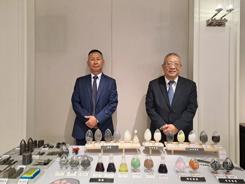 稀有金屬鎢、鈷回收冶煉大廠聯友金屬預計9月上旬掛牌創新板上市;總經理吳永中(左)18日表示,中國為全球最大鎢金屬生產國,供應全球逾8成鎢原料,美中貿易戰、關稅戰造成鎢價大漲,看好鎢酸鈉市場前景。右為董事長顏文良。中央社記者潘智義攝 114年8月18日