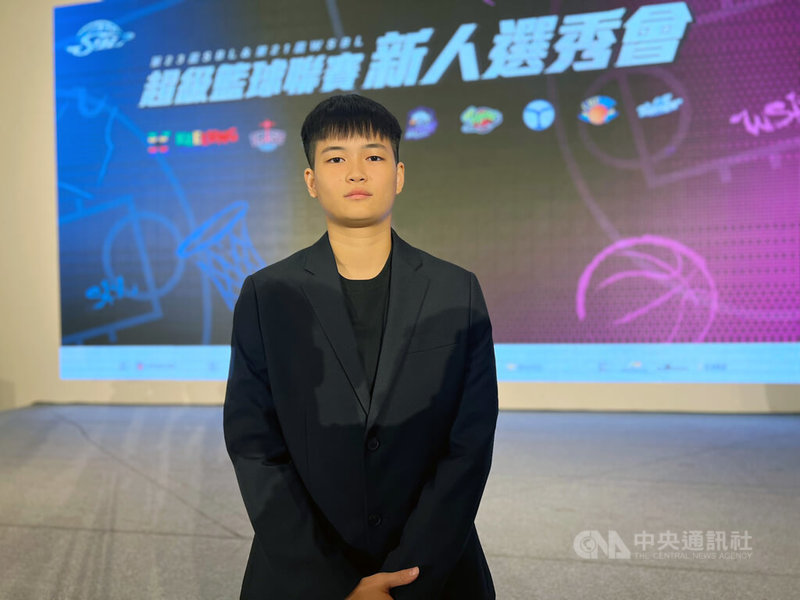 WSBL女子超級籃球聯賽新人選秀會18日登場,身高178公分的中鋒丁芷容(圖),獲得手握狀元籤的台灣電力青睞,期待填補球隊禁區戰力,她在接受訪問時,喊話以新人后為目標。中央社記者陳容琛攝 114年8月18日