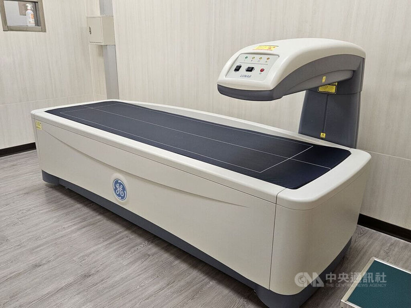 根據大數據分析顯示,台灣中高齡女性骨密偏低,60歲以上女性超過5成骨質密度過低。圖為骨密度檢查儀器。中央社記者陳婕翎攝 114年8月18日