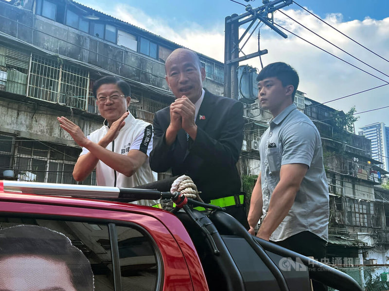 國民黨立委羅明才（左）18日下午在新北市新店區車掃，立法院長韓國瑜（中）助陣，希望選民集中選票，投下不同意罷免票，做羅明才的後盾。中央社記者趙敏雅攝　114年8月18日