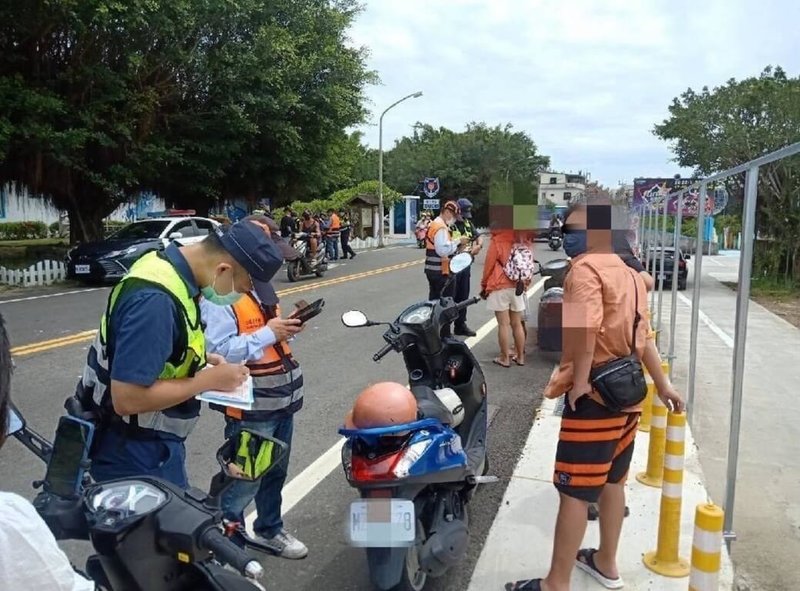 屏東縣警察局為有效防制路口事故，20日將啟動「闖紅燈及未戴安全帽違規取締專案」，在高風險路口結合科技執法攔查。（屏東縣警察局提供）中央社記者李卉婷傳真  114年8月18日