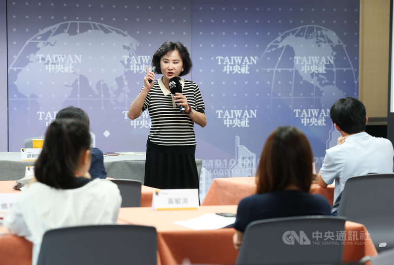 中央通訊社辦理2025中央社新聞營18日在台北登場，透過專業課程，讓參與學員認識、了解新聞工作。中央社社長胡婉玲（後中）介紹新聞傳播發展歷程，並分享採訪經驗。中央社記者謝佳璋攝  114年8月18日