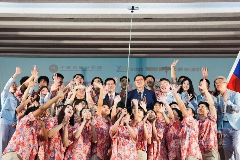 外交部18日舉行「國際青年大使交流計畫出團授旗典禮」，學生們與外交部長林佳龍自拍合影留念。中央社記者游凱翔攝　114年8月18日