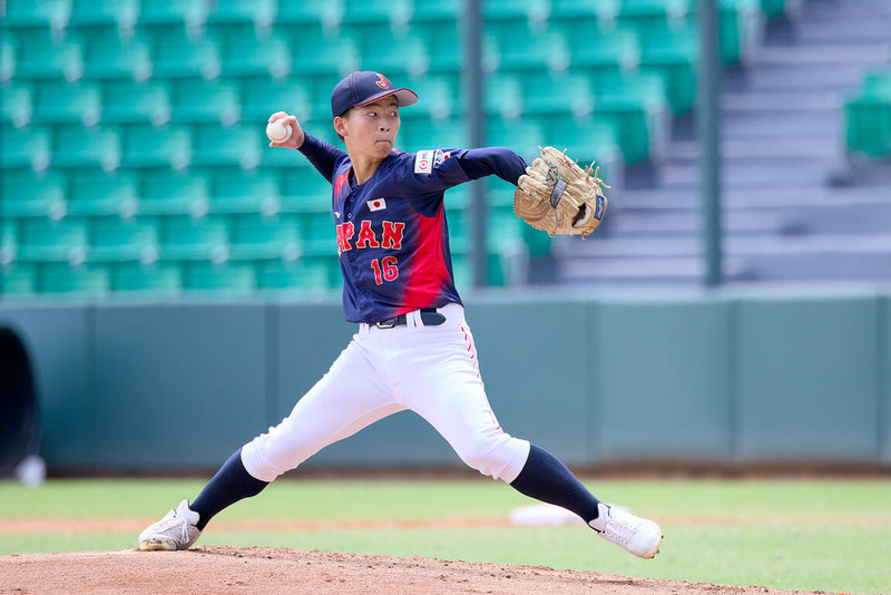 亞洲青少棒錦標賽日本隊18日與斯里蘭卡交手，「獨掌」投手田渕川真朋（圖）亮相，根據日媒報導，田渕川真朋先天僅有右手掌，投球時手套以繃帶綁在左手腕，右手投完球後立刻換手套，經過反覆練習，就是為了可以讓換手套變成像是反射性動作般熟練。（中華民國棒球協會提供）中央社記者謝靜雯傳真 114年8月18日