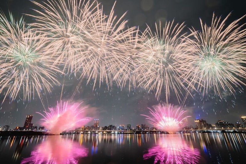2025大稻埕夏日節受颱風楊柳影響取消第2場次煙火秀，台北市觀傳局表示，將整併進20日第3場的煙火秀「金埕水漾」，施放發數雙倍綻放，並加長施放面寬。（台北市觀傳局提供）中央社記者楊淑閔傳真  114年8月18日
