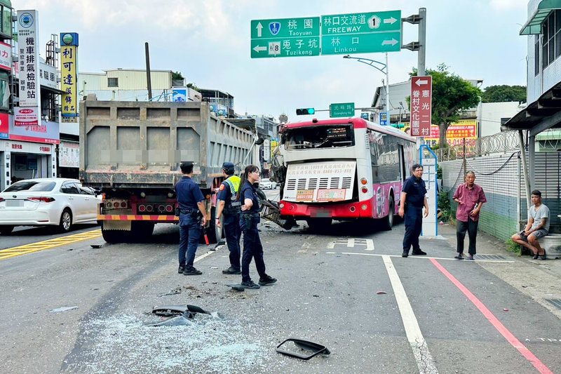 桃園市龜山區18日上午發生一輛大貨車不慎撞擊正停靠站下客的桃園客運及前方曳引車的車禍事故,造成6人受傷送醫,詳細肇責仍待警方釐清。(民進黨籍桃園市議員陳雅倫提供)中央社記者吳睿騏桃園傳真 114年8月18日