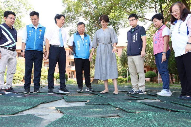 南投縣政府辦理康壽國小運動場基礎及跑道周邊整建工程,南投縣長許淑華(右4)、南投市長張嘉哲(左2)18日現場踏勘,許淑華當場裁示教育處除新台幣184萬元地方配合款,仍不足的181萬元將由縣府全部自籌,讓總經費約千萬元整建工程一次完成。(南投縣政府提供)中央社記者蕭博陽南投縣傳真 114年8月18日