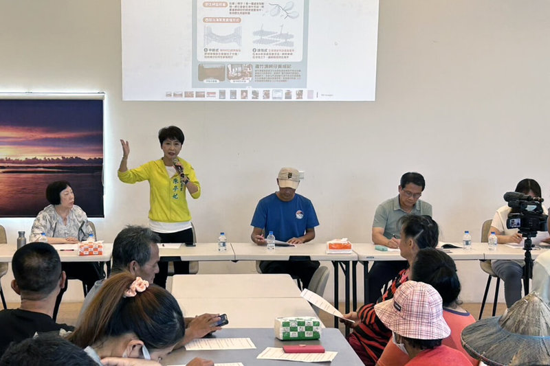 颱風丹娜絲侵襲造成台南養蚵產業遭受災損,民進黨立委陳亭妃(左2)18日邀集相關單位在北門區舉辦會勘及座談會。(陳亭妃服務處提供)中央社記者楊思瑞台南傳真 114年8月18日