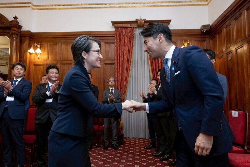 副總統蕭美琴（前左）18日接見日本自民黨青年局海外研修團，訪團成員包括日本國會眾議員中曾根康隆（右）。（總統府提供）中央社記者葉素萍傳真　114年8月18日
