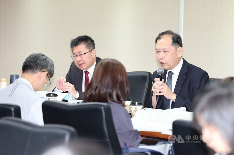 立法院社會福利及衛生環境委員會18日上午繼續逐條審查「兒童托育服務法」草案，邀衛生福利部次長呂建德（後左）列席會議。中央社記者郭日曉攝 114年8月18日
