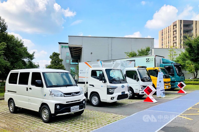 桃園市政府環保局表示,「運具低碳化聯盟」串聯電動車廠與運輸業者推出專屬優惠,協助車隊降低購車壓力,加速轉型,未來將持續盤點產業需求,透過多重策略啟動桃園低碳運輸動能。圖為18日記者會展示電動車輛。中央社記者吳睿騏桃園攝 114年8月18日