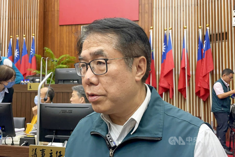 台南有市議員18日在議會臨時會提案，將超徵稅額及超收交通違規罰款，以普發現金方式還給市民，市長黃偉哲（中）表示，將進一步研議。中央社記者楊思瑞攝  114年8月18日