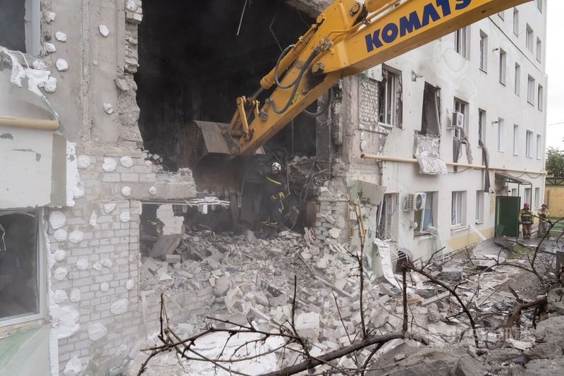 烏克蘭第二大城市哈爾科夫今晨遭無人機攻擊,造成至少7人死亡。搜救隊在現場動用挖土機清理瓦礫,加速救援行動。中央社記者陳彥婷攝114年8月18日