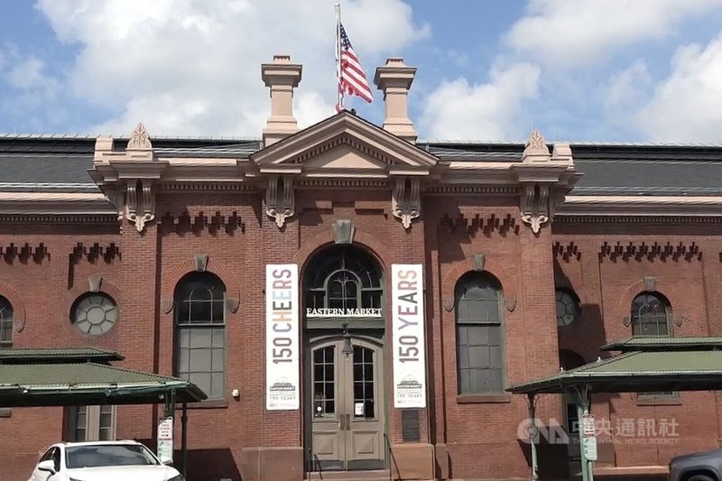 華府知名的東市場以紅磚外觀著稱,內部挑高空間陳列著肉類、起司與烘焙食品,是當地重要的公共市場。中央社實習記者王家葳華盛頓攝 114年8月18日