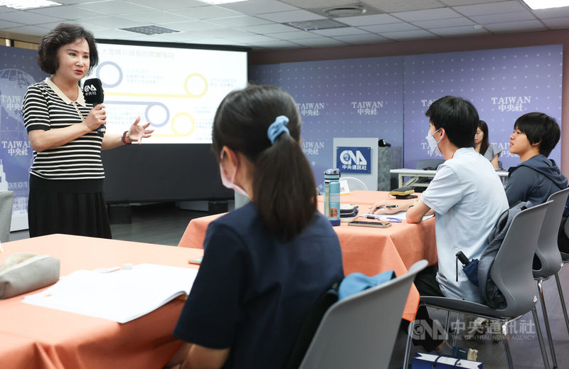 2025中央社新聞營18日在台北登場,中央社社長胡婉玲(左)主講「新聞傳播入門」,透過專業課程,讓參加者了解新聞採訪技巧、認識新聞工作。中央社記者謝佳璋攝 114年8月18日