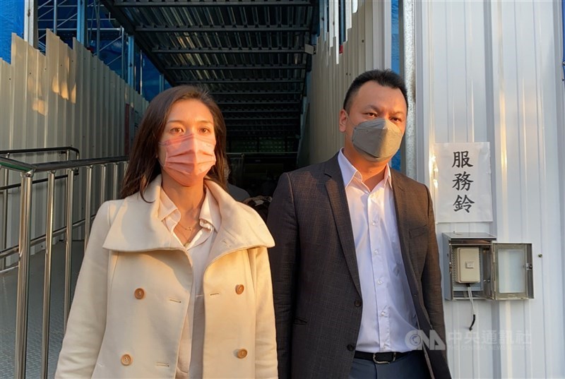 無黨籍嘉市議員戴寧（左）詐助理費，判5年6月徒刑定讞。嘉義地檢署通知戴寧於19日到案執行，戴寧基於家人探視方便，日前透過律師向嘉檢申請移至台中女子監獄執行。（中央社檔案照片）