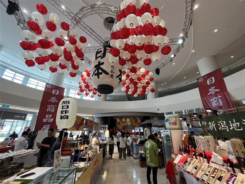 台灣信用卡市場競爭激烈，今年7月五大銀行信用卡刷卡金額衝破新台幣4800億元，業者紛紛積極出招搶市。（中央社檔案照片）