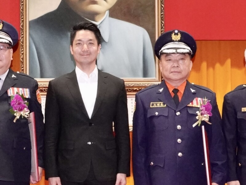 辜萬益（右）民國112年接任義交大隊長。（圖取自北市警察局交通警察大隊網頁td.police.gov.taipei）