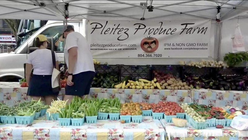 華府Freshfarm市集主打有機農產品,強調食材來源透明與可追溯,攤位上陳列多樣蔬果。中央社實習記者王家葳華盛頓攝 114年8月18日