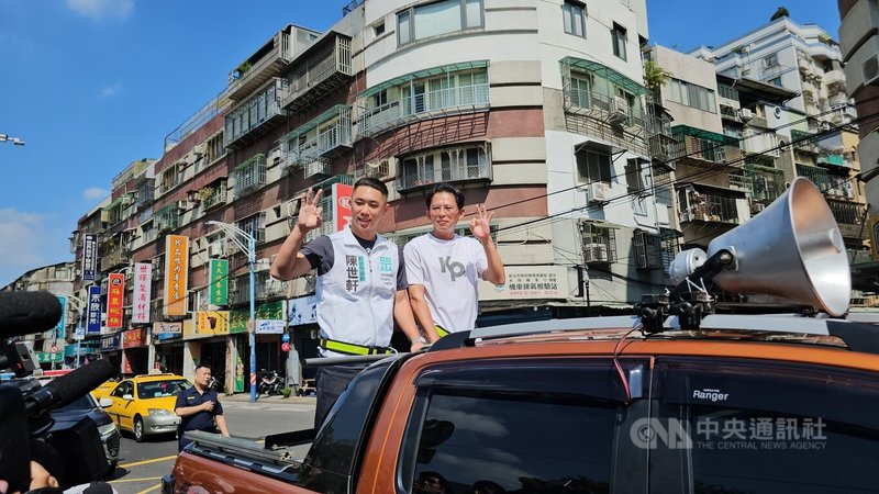 民眾黨主席黃國昌（右）和黨籍新北市議員陳世軒（左）18日上午在新莊進行核三延役公投車掃宣傳，全力催票中。中央社記者王鴻國攝  114年8月18日