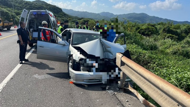 67歲陳姓女子18日下午3時許,開車行經新北市貢寮區台2線93.6公里處時,疑為閃避因道路施工而設置的交通錐,不慎自撞護欄,所幸車內4人無明顯外傷,送至衛生福利部基隆醫院檢查。(讀者提供)中央社記者王朝鈺傳真 114年8月18日