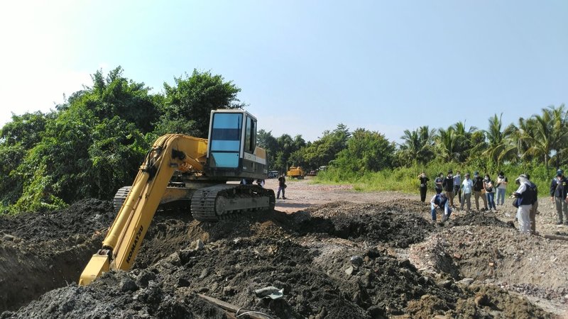 高雄市政府環保局民國113年以來,陸續在旗山、岡山、杉林、梓官、美濃、茄萣等地,查獲8起農地非法棄置或掩埋廢棄物案件,當場扣留7部怪手及1部貨車,並將相關涉案人員函送司法機關偵辦。(高雄市政府環保局提供)中央社記者張已亷傳真 114年8月18日