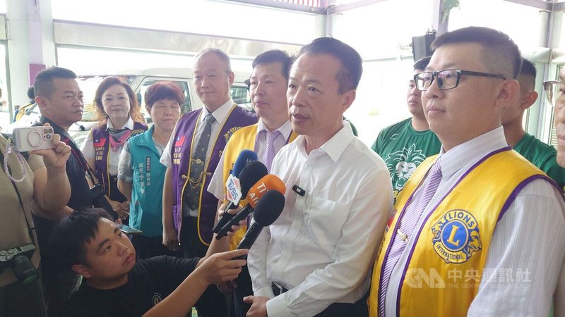 嘉義縣兩所學校棒球隊近日接連在國道發生車禍,造成教練與選手受傷;對此縣長翁章梁(前右2)18日受訪表示,到嘉義縣市外移地訓練的運動選手,縣府教育處將編列預算給學校租車並聘專業司機載送。中央社記者蔡智明攝 114年8月18日