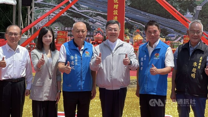 國道1號造橋交流道工程18日動土,行政院長卓榮泰(右3)、苗栗縣長鍾東錦(右2)等人出席。中央社記者魯鋼駿攝 114年8月18日