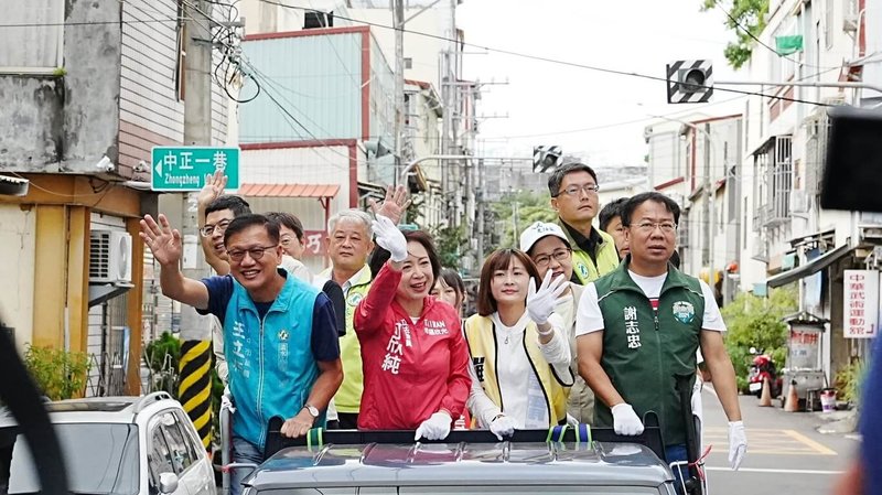 第2波罷免投票將登場,民進黨立委何欣純(前左2)18日起陪同罷團展開5天車掃行動,首日與民進黨台中市議會黨團市議員從東勢區出發。(何欣純服務處提供)中央社記者郝雪卿傳真 114年8月18日
