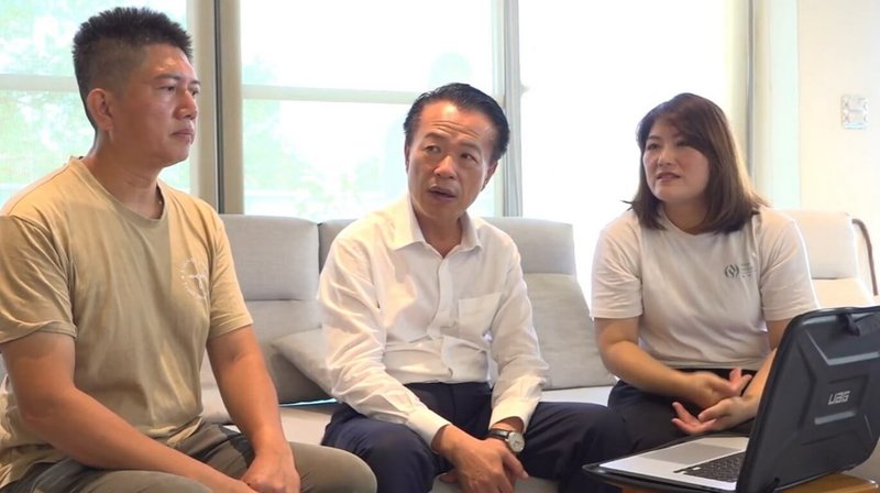 嘉義縣中埔鄉民宿「覓光心旅」每月提供2至3晚免費住宿名額,給需要喘息的長照照顧者放鬆身心。縣長翁章梁(中)18日與芳療師林緹秝(右)、國樂師林諺漳(左)談民宿經營理念。(嘉義縣政府提供)中央社記者蔡智明傳真 114年8月18日