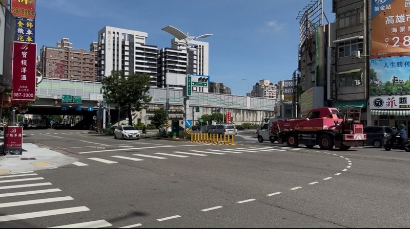 有民眾陳情反映,高雄市道路標示不清,容易變成用路人紅單陷阱。民進黨立委許智傑18日協調相關單位改善道路標示,盼可從根本解決用路人困擾,也呼籲交通局再多重視及傾聽民眾心聲。(許智傑辦公室提供)中央社記者蔡孟妤傳真 114年8月18日