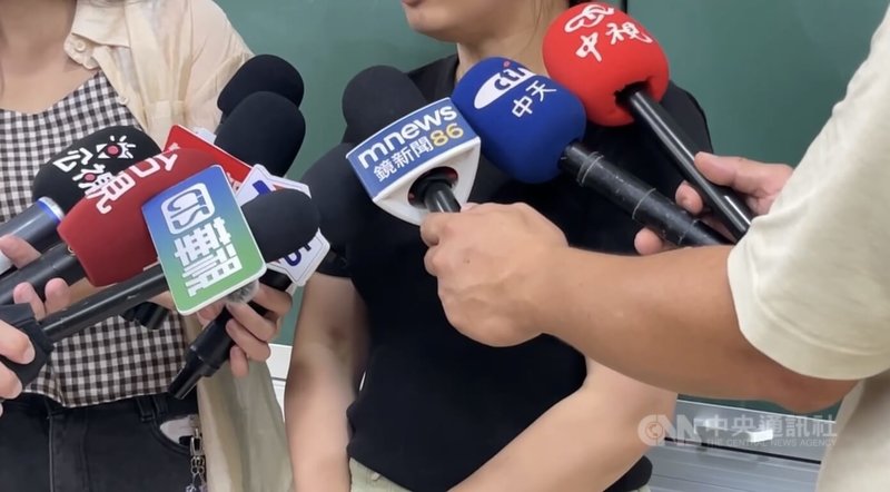 台中市某高中老師被學生檢舉課堂言論涉性騷,結果還要擔任高一導師,引發學生異議。校方18日開記者會表示,將調整導師名單,並會持續強化性平教育與校園安全機制,讓學生都能放心學習。中央社記者郝雪卿攝 114年8月18日