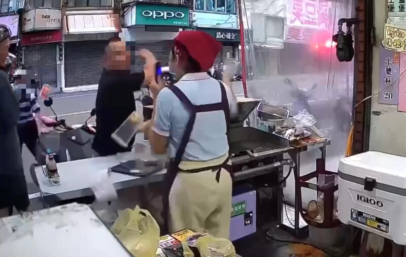 新竹市1間早餐店日前遭喝醉酒的李姓男子（後黑衣）破壞物品、打店員巴掌，新竹市警察局第三分局18日表示，店員已到派出所完成傷害、毀損及恐嚇之告訴筆錄，將通知李男到案偵辦。（民眾提供）中央社記者魯鋼駿傳真　114年8月18日