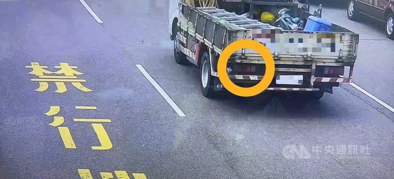 廖姓男子16日駕駛小貨車行經台中北屯區1處路口,不慎掉落1包螺絲釘,造成行經車輛輪胎遭刺破,警方調閱監視器查出廖男涉案並通知他到案。(翻攝照片)中央社記者蘇木春傳真 114年8月18日