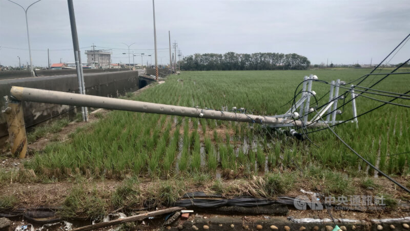 颱風丹娜絲7月6日自嘉義布袋登陸，嘉義沿海8鄉鎮市有700多支電線桿倒塌，電力幾乎全面中斷。（中央社檔案照片）