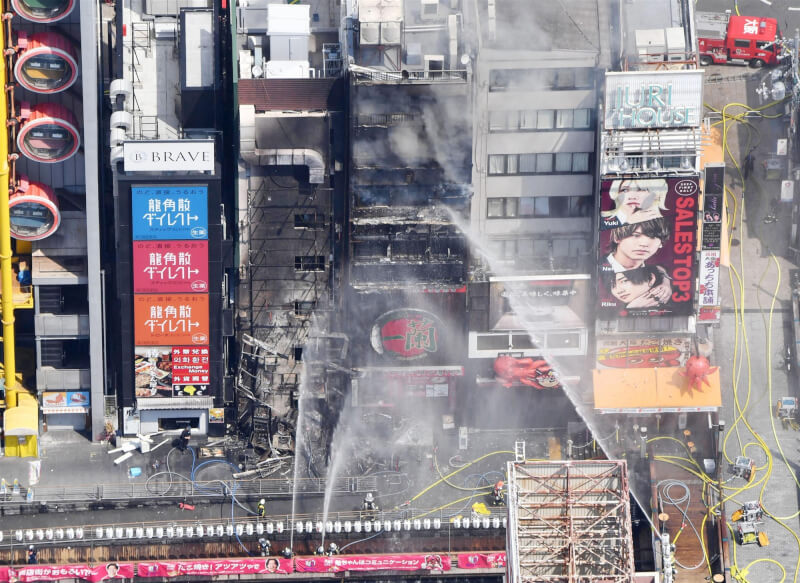大阪道頓堀一棟建築火災,2名消防員不幸殉職,一蘭拉麵道頓堀店本館也受到波及。(共同社)