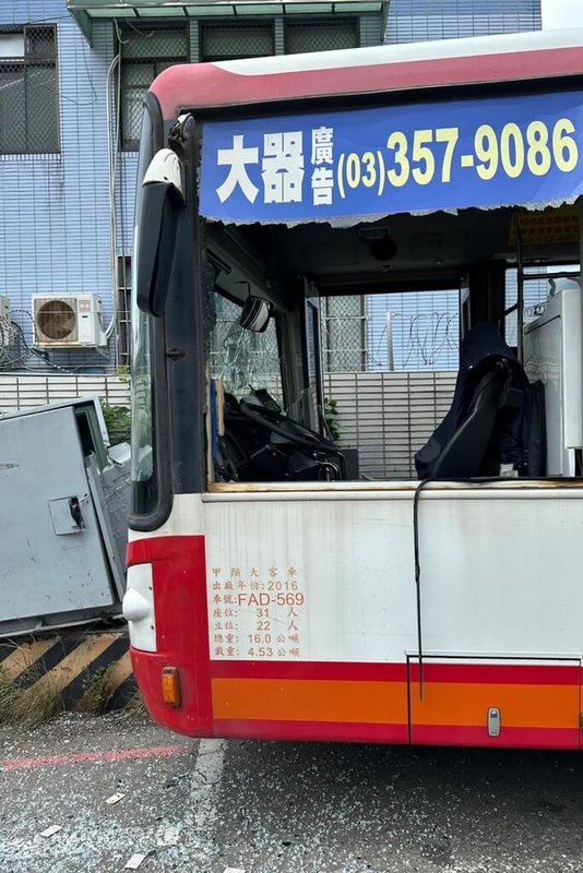 桃園市龜山區18日上午發生一輛大貨車不慎撞擊正停靠下客的公車及前方曳引車的車禍,造成6人受傷送醫;目前初步確認駕駛均無酒駕情形,詳細肇責仍待釐清。(民進黨籍桃園市議員陳雅倫提供)中央社記者吳睿騏桃園傳真 114年8月18日