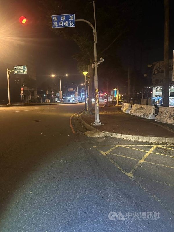 陳姓女子17日晚間騎機車載林姓男子,行經台中市大里區1處路口時,不明原因發生自撞事故,警消人員獲報到場將2人送醫,但搶救後皆不治。圖為事發路口。(翻攝照片)中央社記者蘇木春傳真 114年8月18日