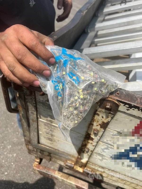 廖姓男子日前駕駛小貨車行經台中市北屯區一處路口,掉落一包螺絲釘,造成多輛車輪胎受損,警方循線通知廖男到案,確認掉落的螺絲釘為他承載的物品,依法開單告發,並依公共危險罪嫌送辦。(翻攝照片)中央社記者蘇木春傳真 114年8月18日