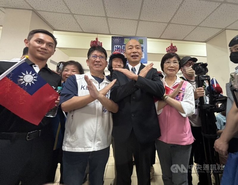 罷免投票倒數，立法院長韓國瑜（前左3）18日至新竹縣陪同國民黨立委林思銘（前左2）車隊掃街，出發前比出手勢，呼籲民眾投不同意罷免票。中央社記者郭宣彣攝　114年8月18日